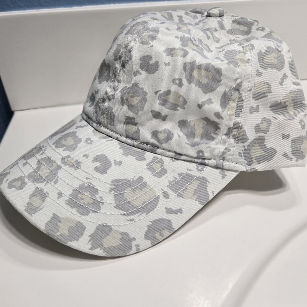 Time and Tru Gray and Cream Patterned Hat